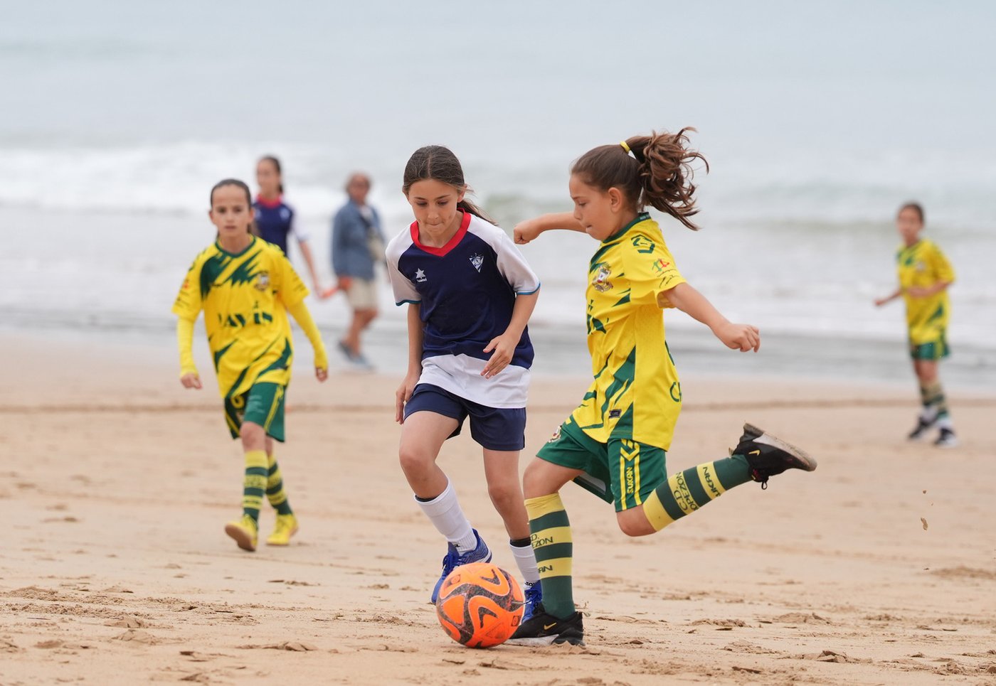 Partido de fútbol playero base organizado en El Sardinero