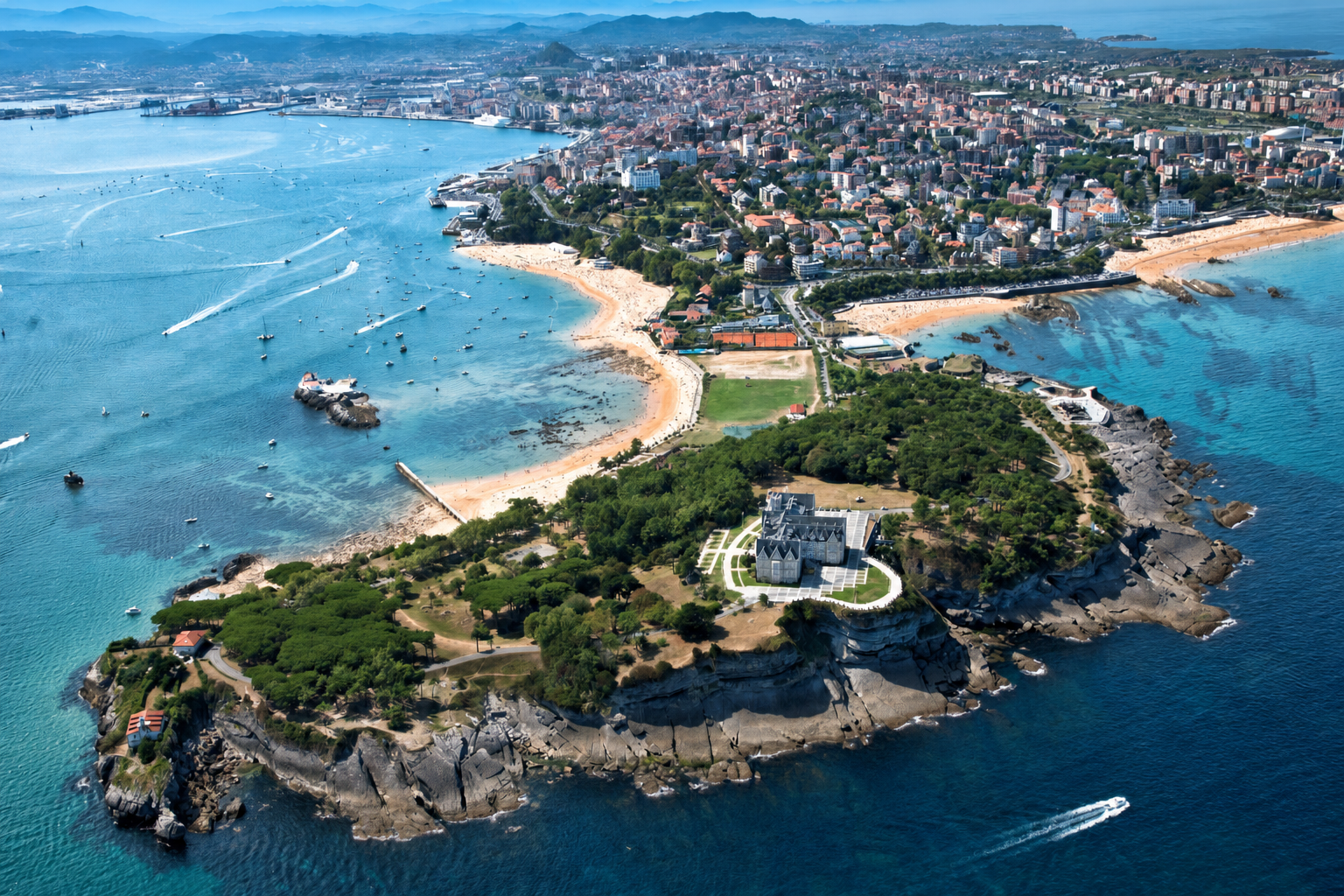 Vista aérea de Santander y la península de la Magdalena